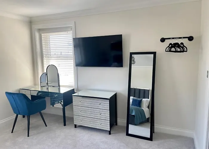Exquisite Apartment, Stone Throw From The Beach
