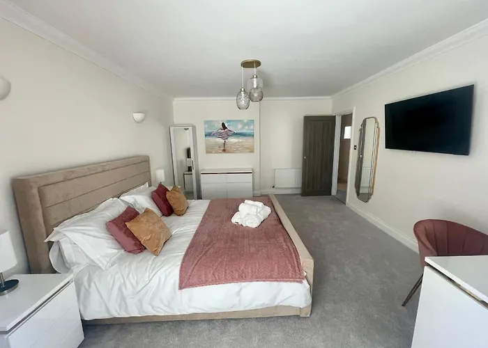 Exquisite Apartment, Stone Throw From The Beach